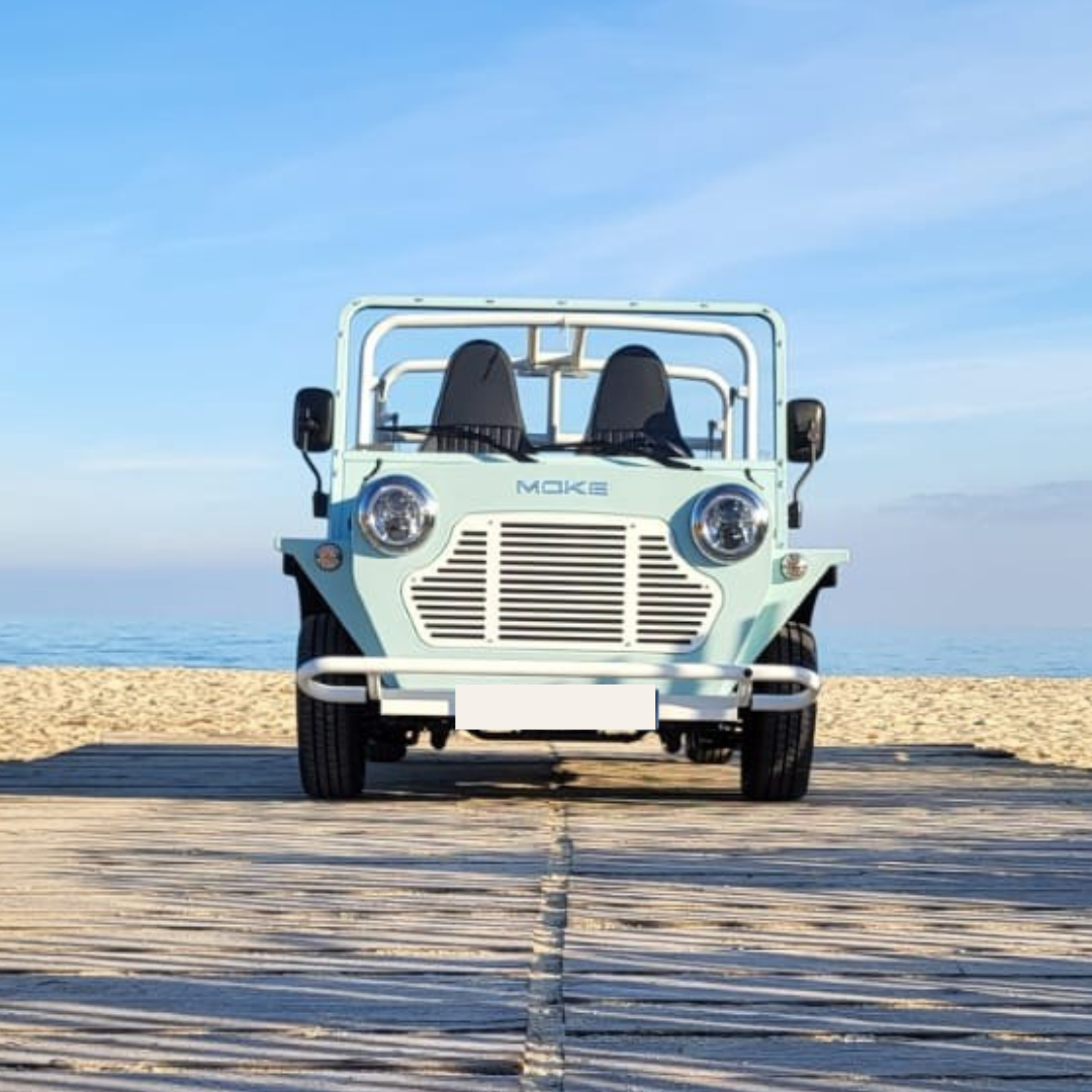 Elektrisk Mini Moke-cabriolet ved havet
