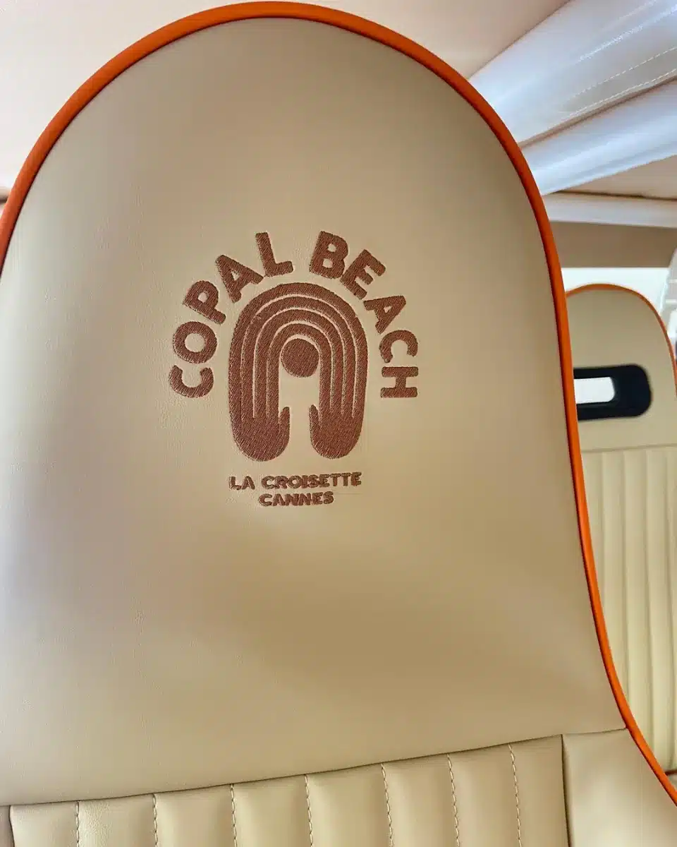 Broderie de siège Copal Beach sur Moke électrique