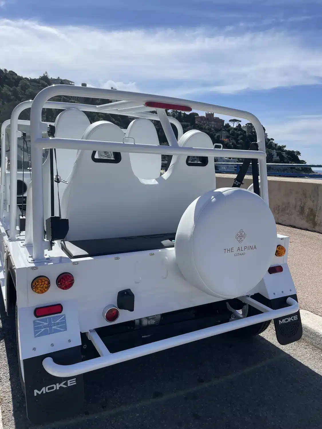 Housse de roue arrière The Alpina Gstaad sur Moke électrique blanche