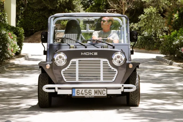 Moke électrique dans une allée arborée sur la Côte d'Azur