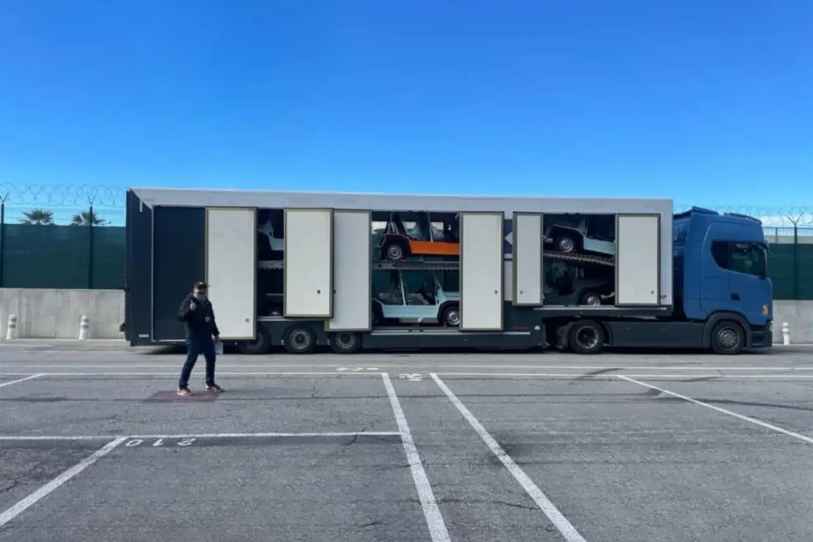 Transport de plusieurs Moke électriques par camion porte-voitures couvert