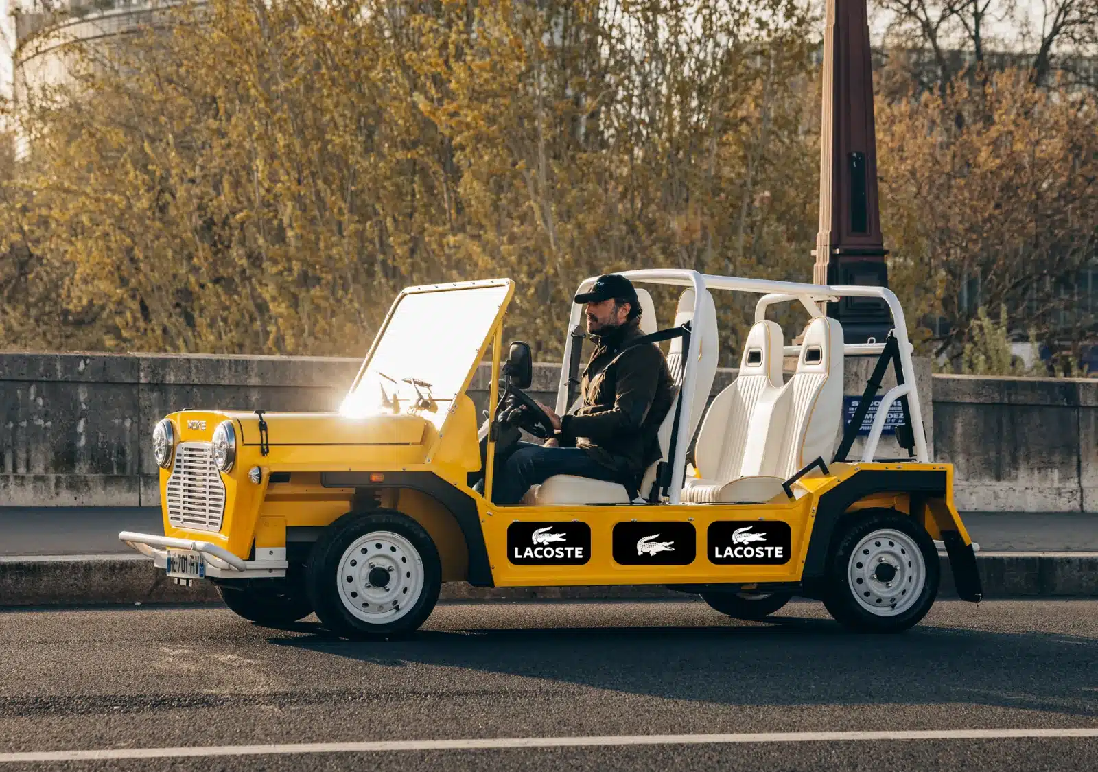 Magnets latéraux Lacoste sur Moke électrique jaune