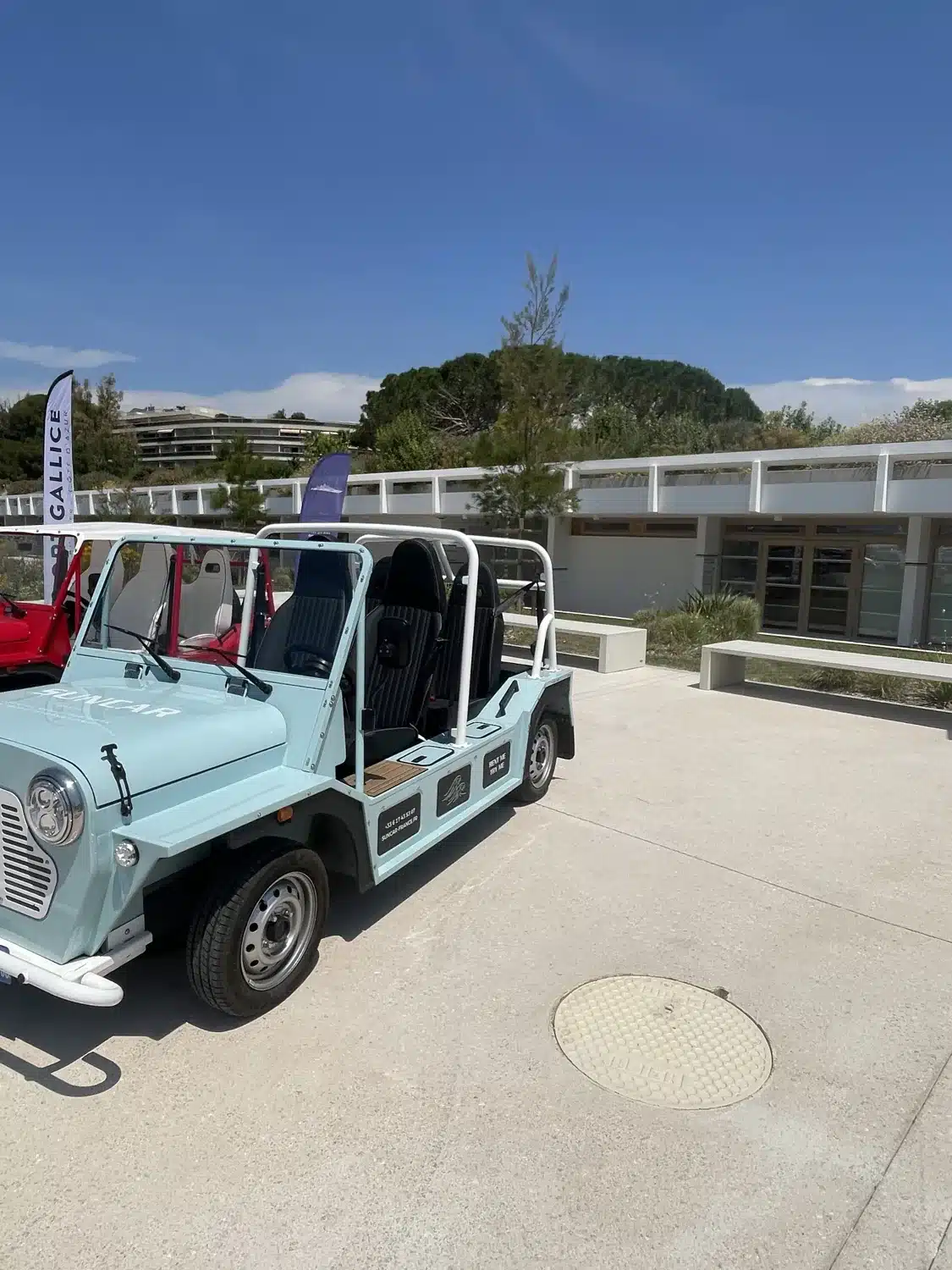 Moke électrique SUNCAR turquoise avec magnets latéraux, Port Gallice Antibes