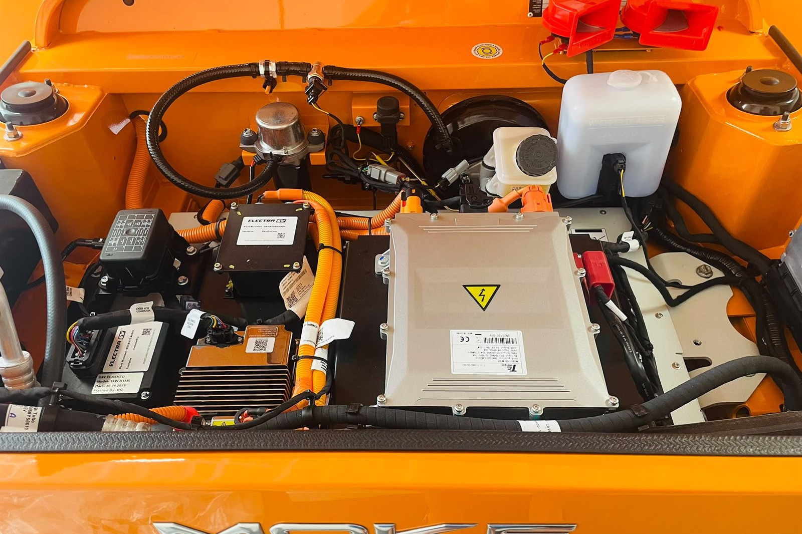 Authentic Electric Mini Moke Battery: Lithium-ion compartment, ELECTRA EV system, thermal management and CE marking, signed MOKE International.