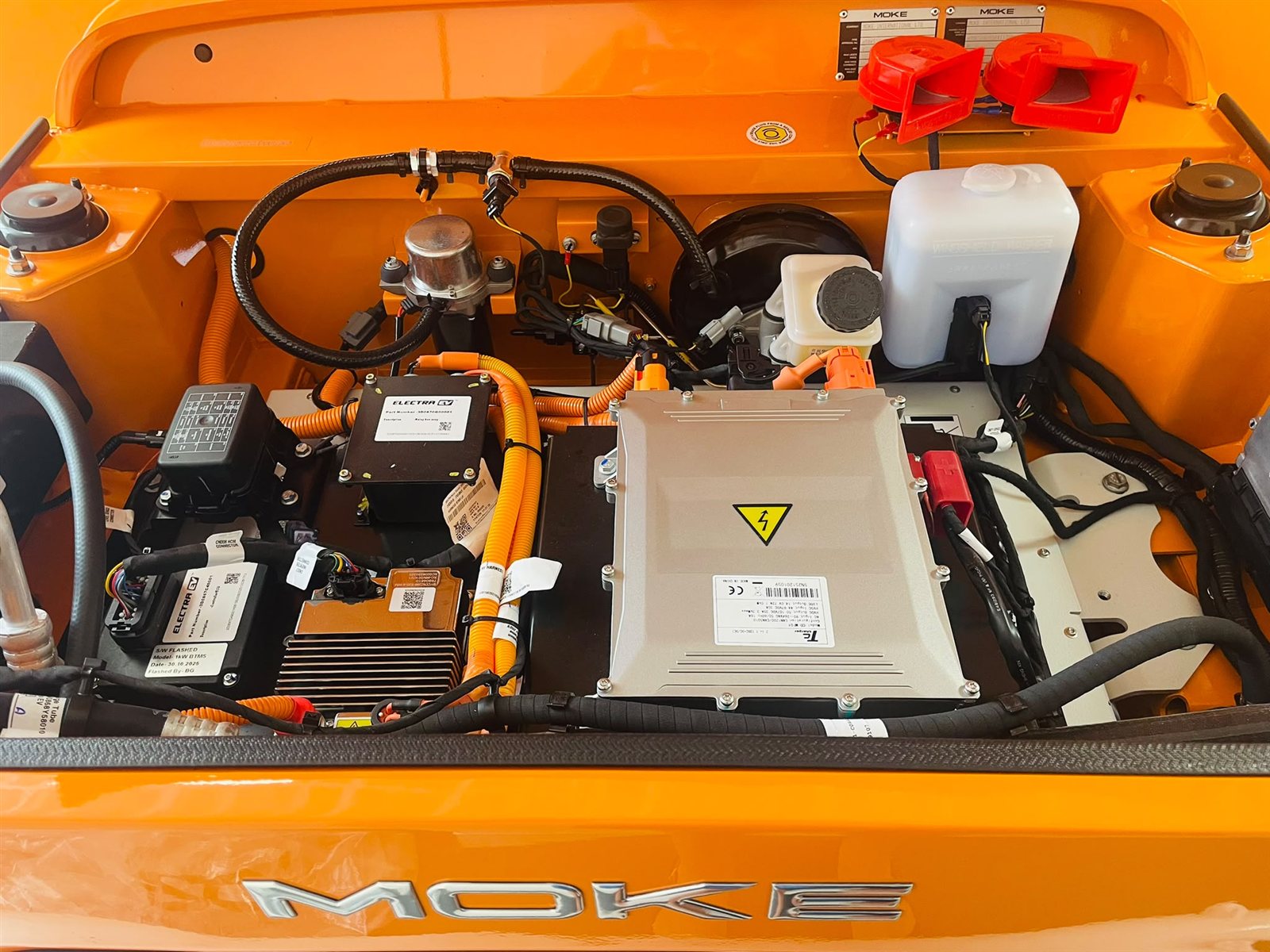 Authentische elektrische Mini Moke Batterie: Lithium-Ionen-Zelle, ELECTRA EV System, Thermomanagement und CE-Kennzeichnung, signiert MOKE International.