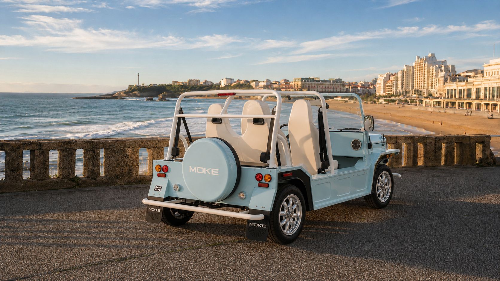 Moke électrique Wave Blue vue arrière avec roue de secours MOKE à Biarritz