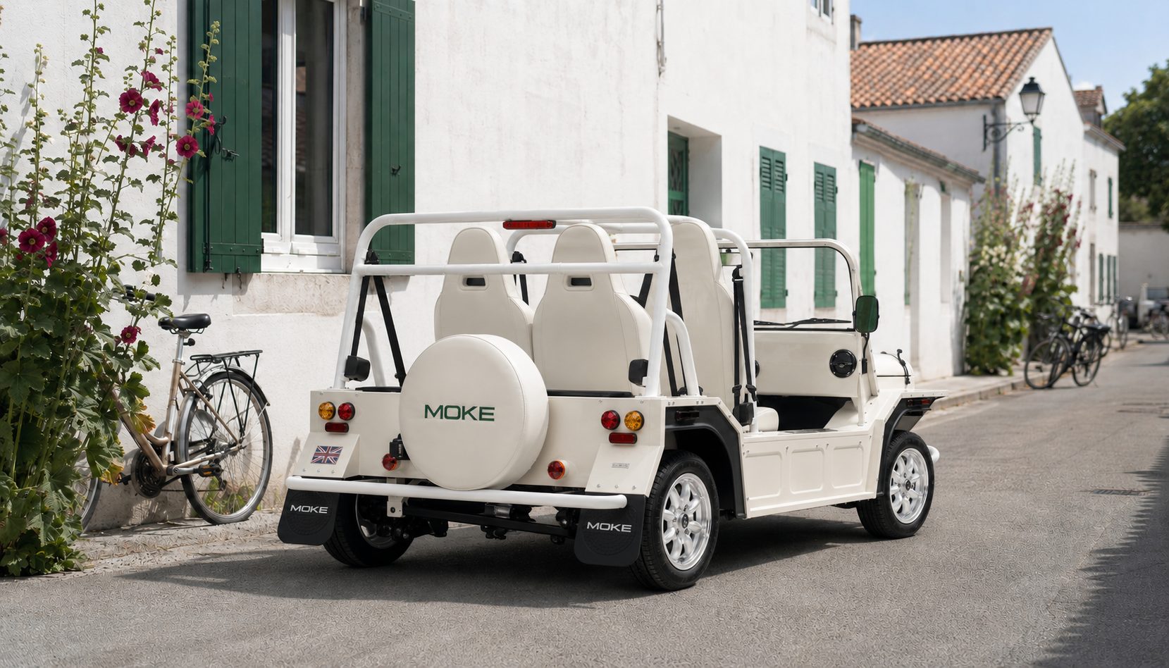Moke électrique Shell White vue arrière avec roue de secours MOKE sur l'Île de Ré