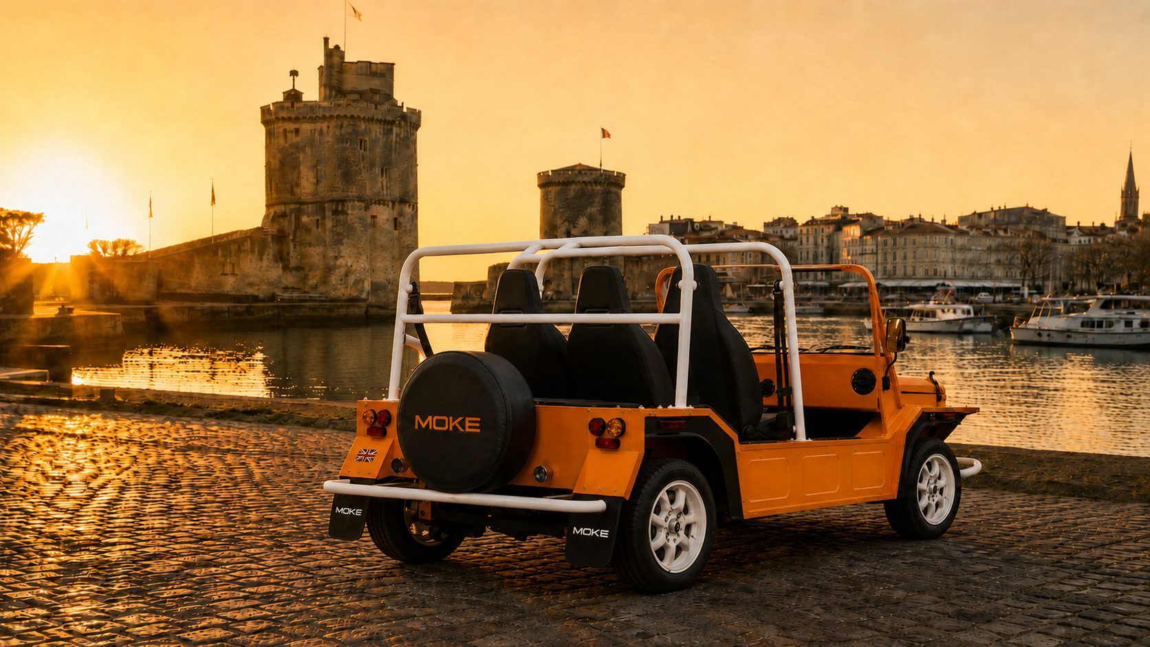 Moke électrique Sunset Orange vue arrière avec roue de secours MOKE sur le Vieux-Port de La Rochelle