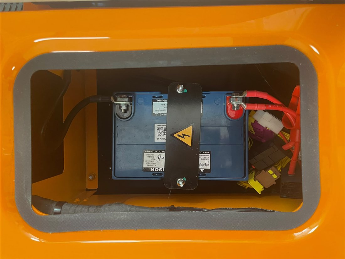 Batterie Mini Moke Elektro: Sorgfältige Elektroinstallation und gesicherte 12V-Zusatzbatterie.