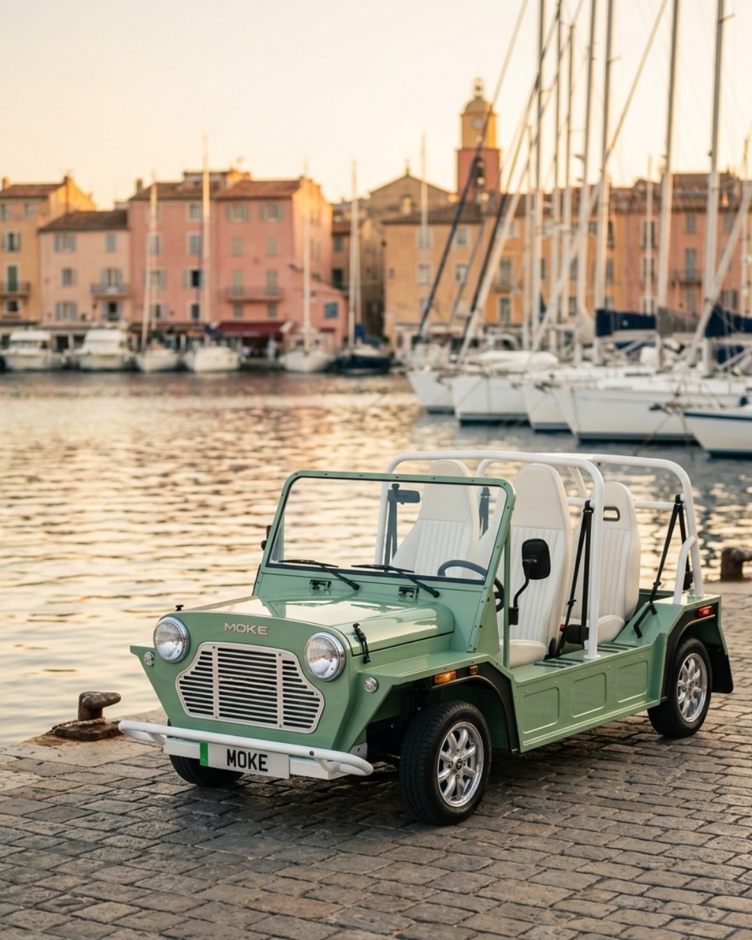 Moke électrique en bord de mer pendant un essai sur la Côte d'Azur