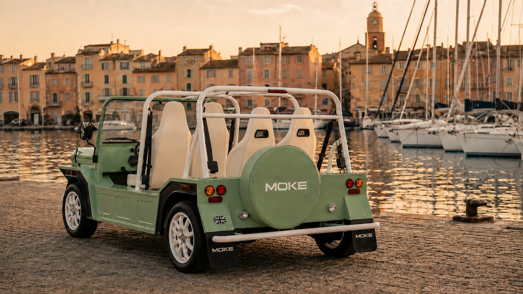 Moke électrique verte décapotable sur le port de Saint-Tropez au coucher du soleil
