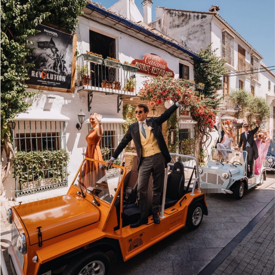 Cortège de deux Moke électriques avec les invités d'un mariage dans une rue méditerranéenne