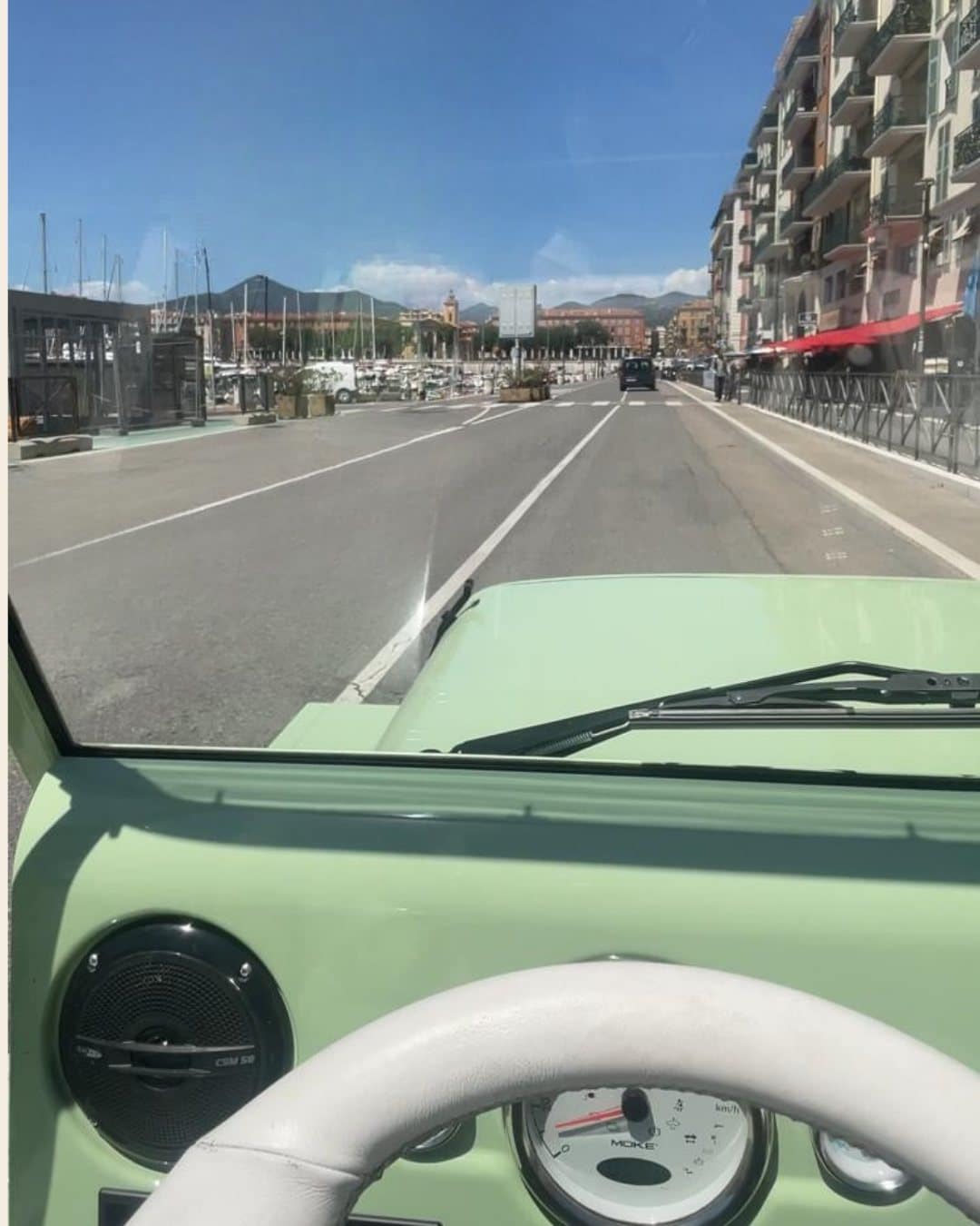 Essayer la Moke : vue du volant pendant les premiers mètres d&rsquo;un essai sur le port de Nice