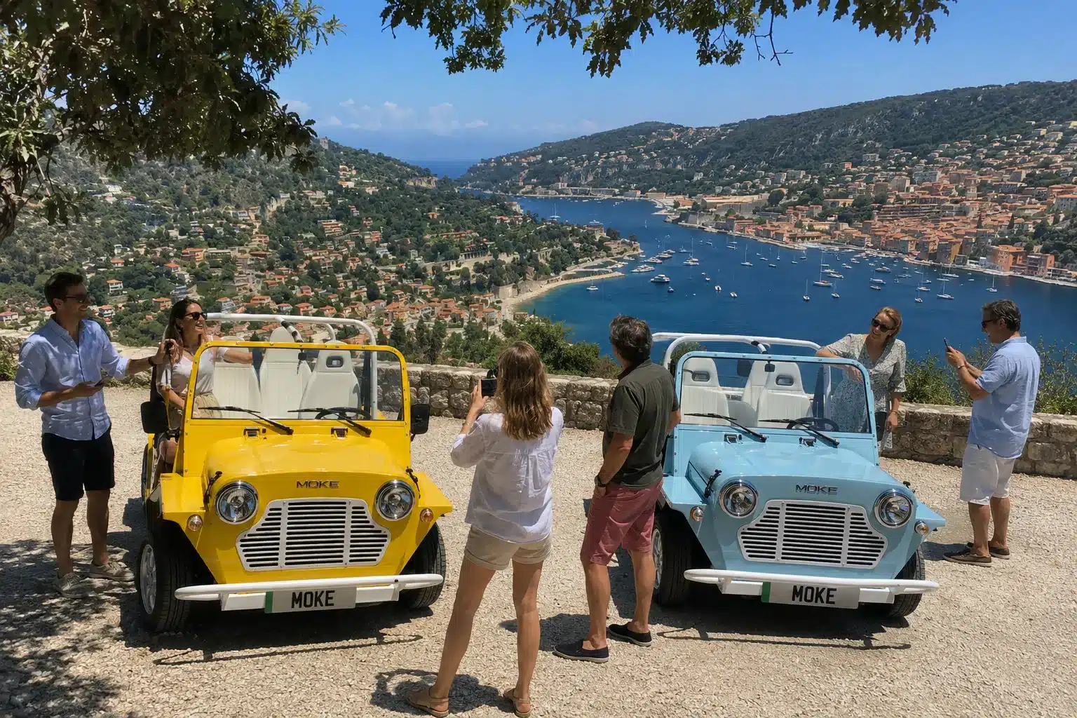 Deux Moke électriques au belvédère au-dessus de la rade de Villefranche