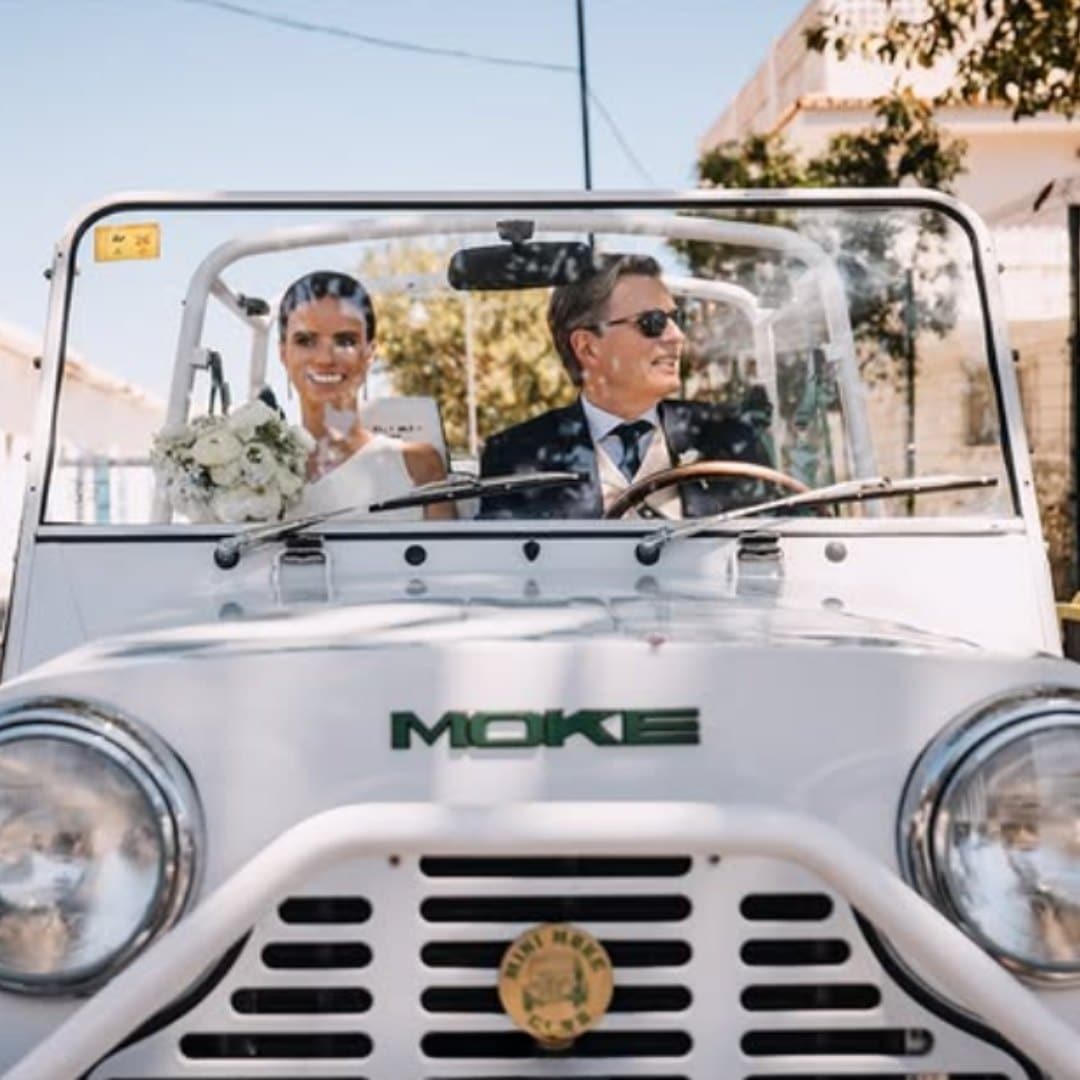 Mariée conduite en Moke électrique blanche le jour de son mariage, bouquet blanc