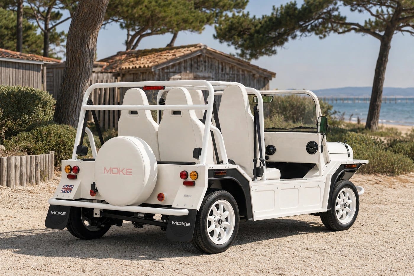 Moke électrique Cap Ferret vue arrière, housse de roue de secours brodée MOKE, face au Bassin d’Arcachon