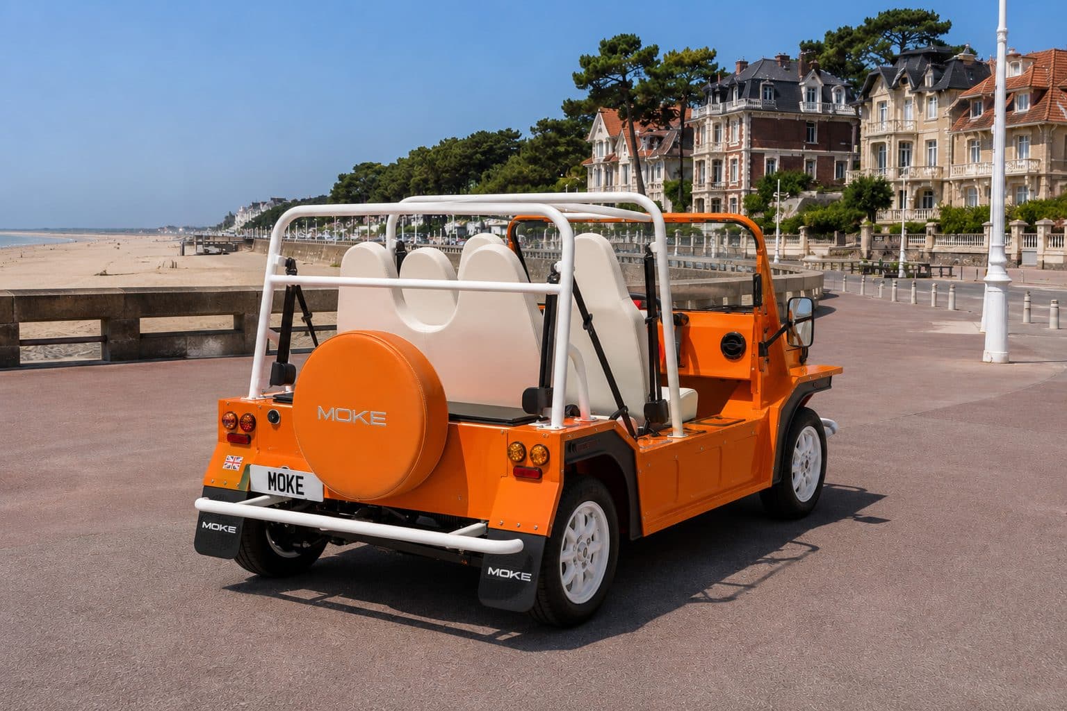 Moke électrique Le Touquet, Sunset Orange vue arrière avec roue de secours MOKE sur le front de mer du Touquet