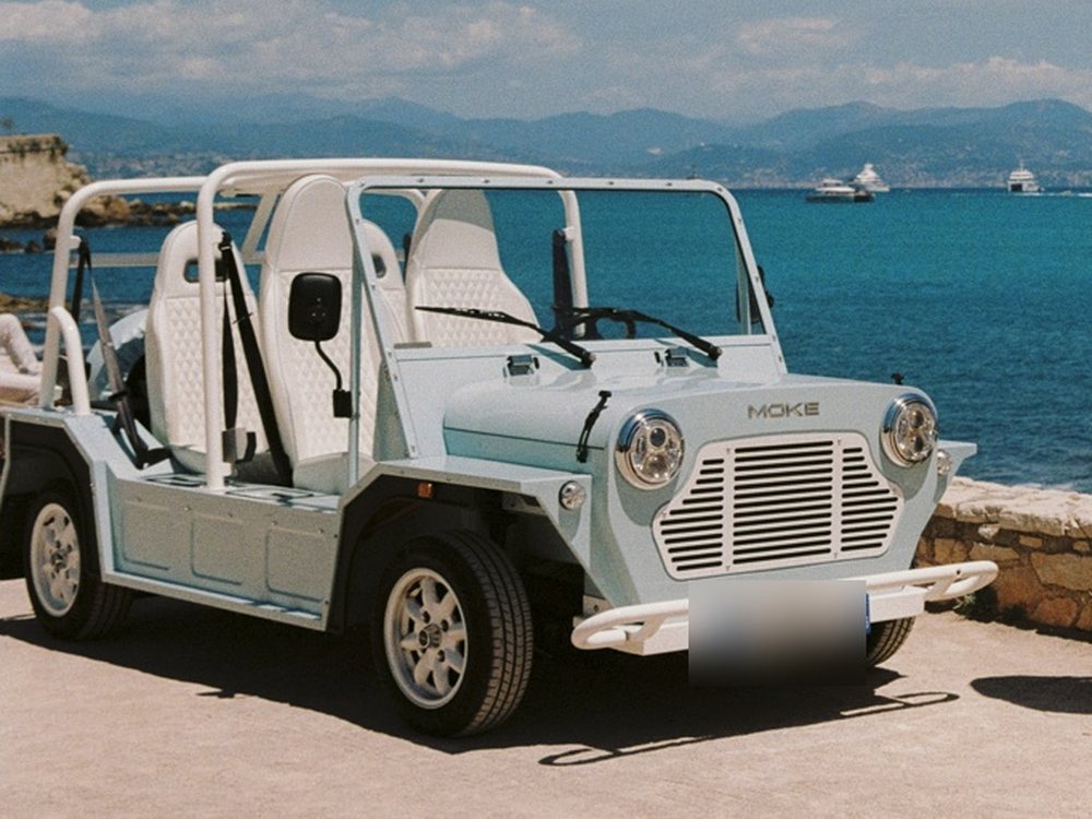 Moke électrique d'occasion Wave Blue de 2025 face à la Méditerranée
