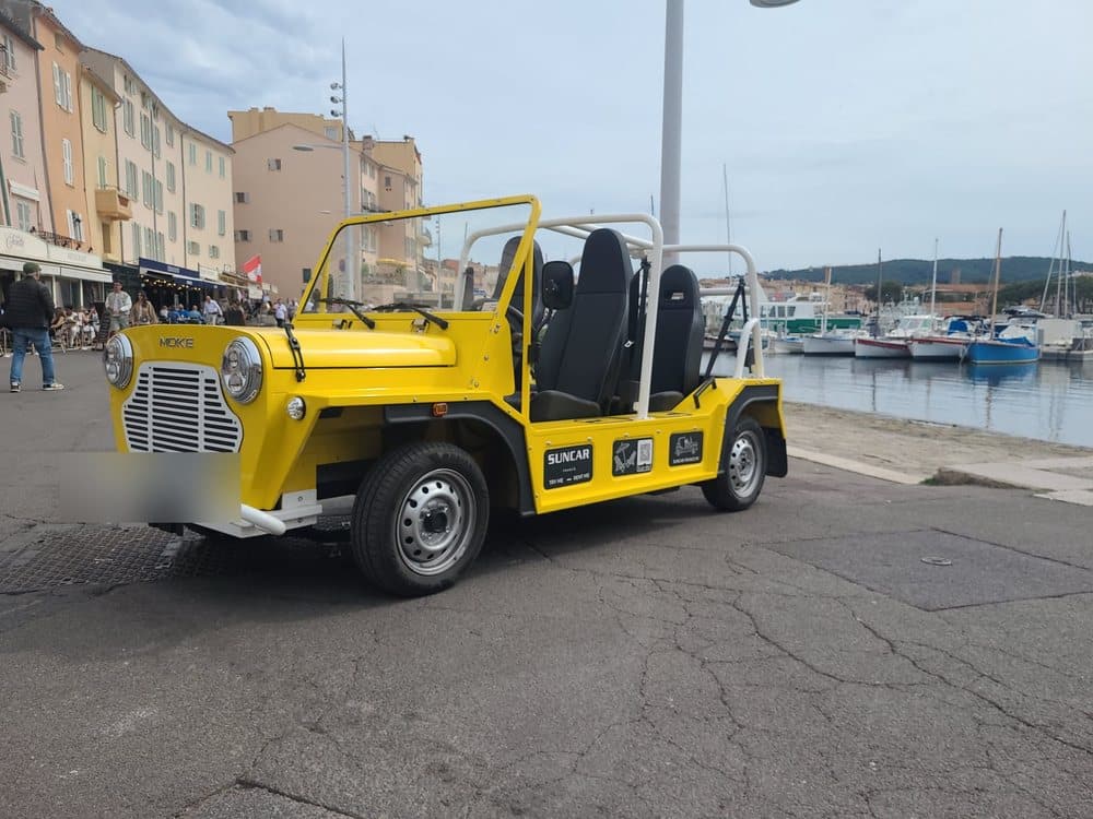 Moke électrique d'occasion Sunlight Yellow de 2025 avec bimini noir, sur le port de Saint-Tropez