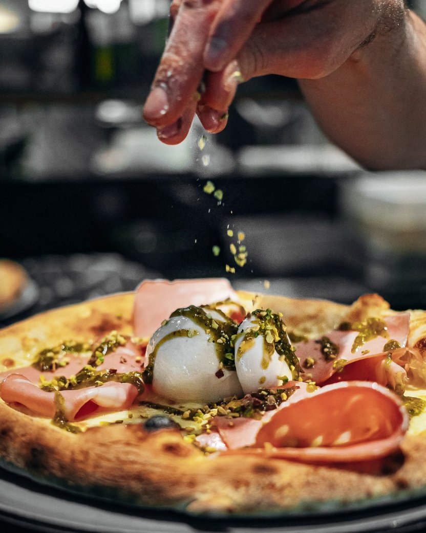 Pizza mortadelle burrata pistache chez Babbo Mio à Nice, déjeuner d'un EVG Nice