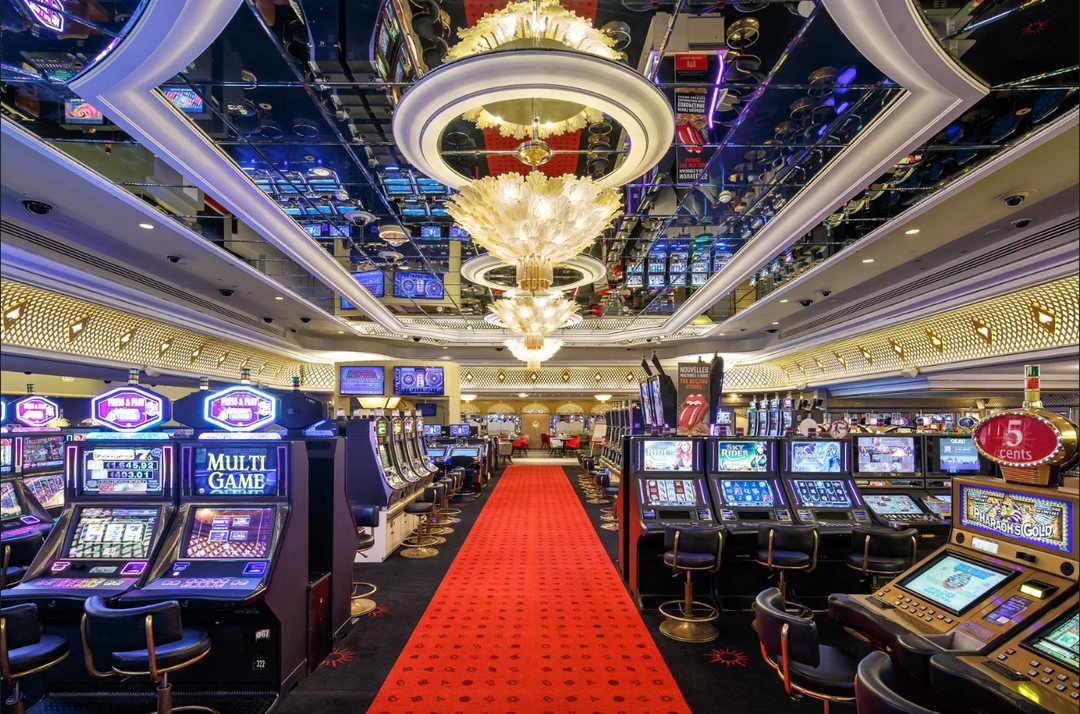 Salle de jeux du Casino Barrière Le Ruhl à Nice