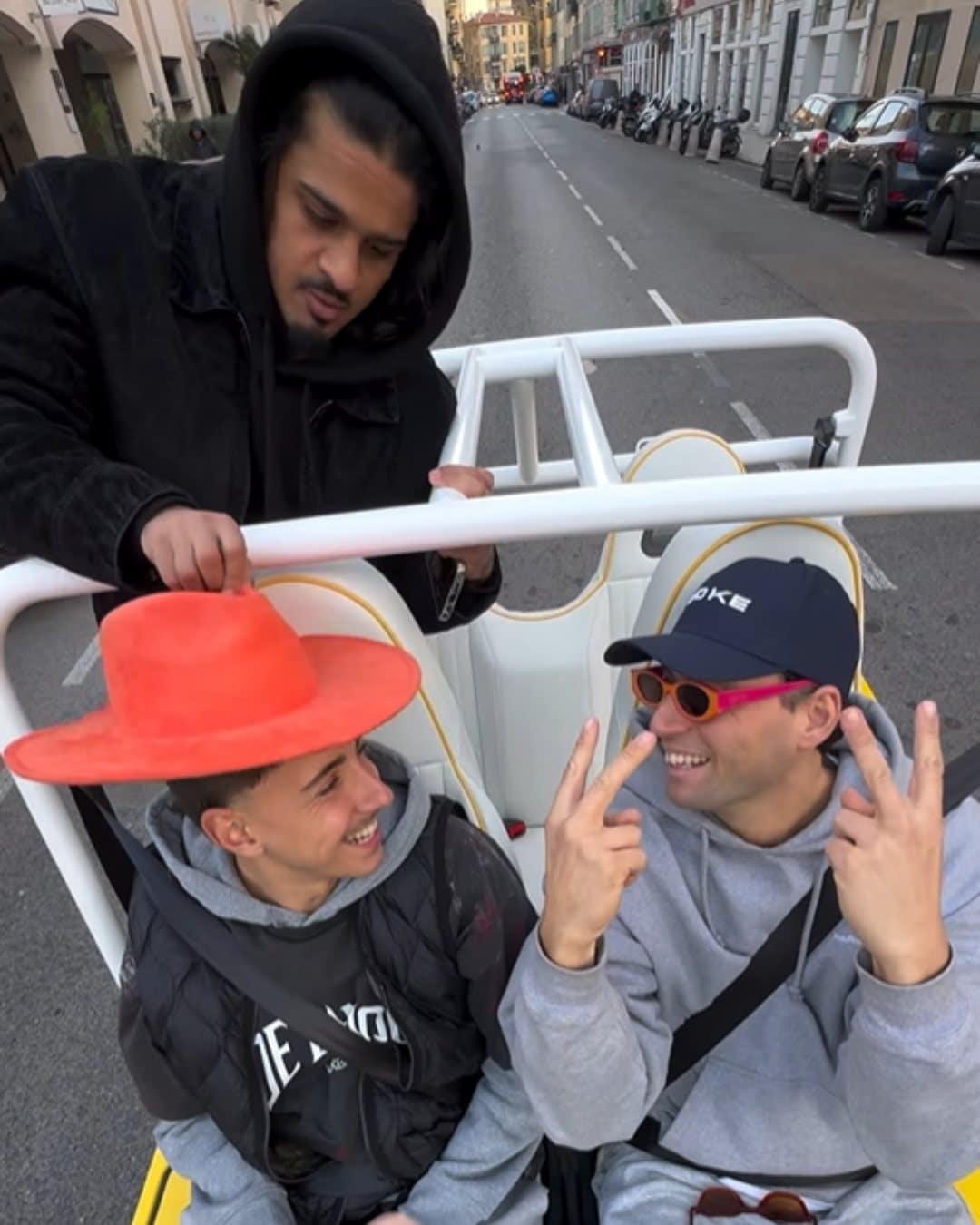 EVG Nice entre potes à bord d'une Moke électrique