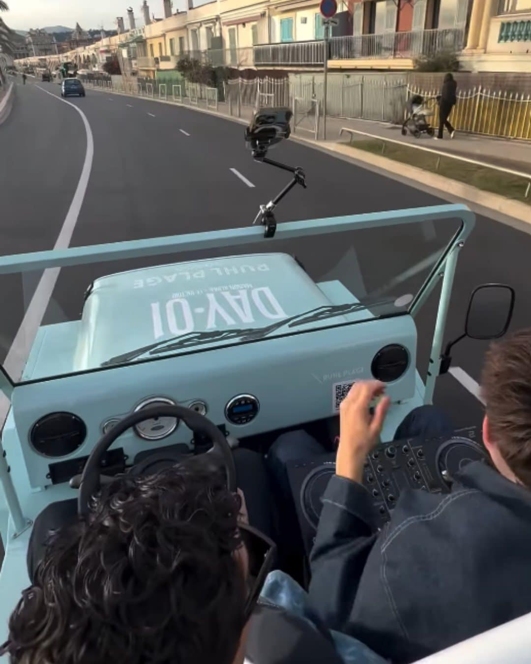 Moke électrique sur la Promenade des Anglais en route vers Ruhl Plage