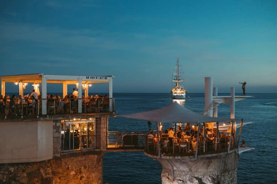 Le Plongeoir à Nice, restaurant sur un rocher au-dessus de la mer
