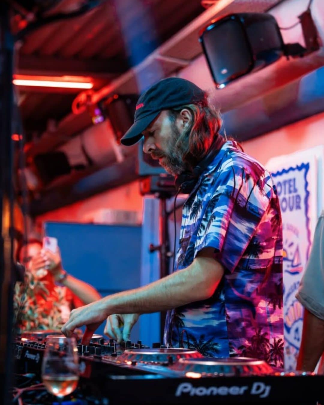 DJ set à la plage de l'Hôtel Amour à Nice