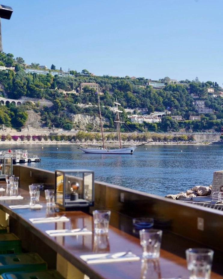 Voilier dans la rade de Villefranche-sur-Mer vue depuis Achill's