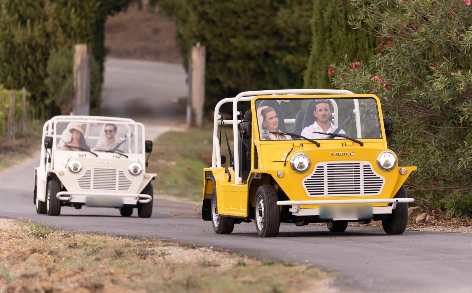 Deux MOKE MK2, jaune et blanche, sur un chemin en Provence