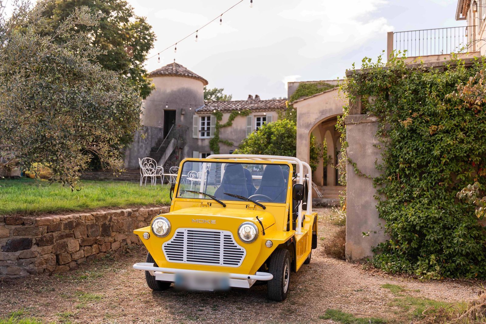 MOKE MK2 électrique jaune devant un domaine en Provence