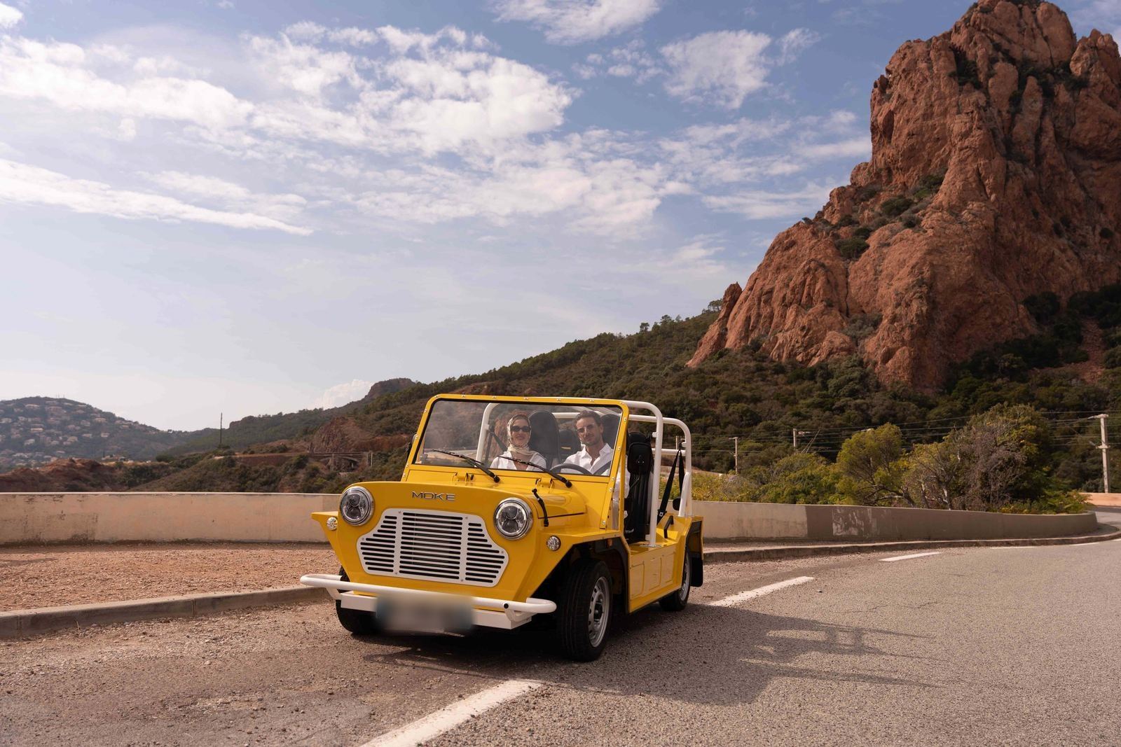 MOKE MK2 jaune sur une route de l'Estérel