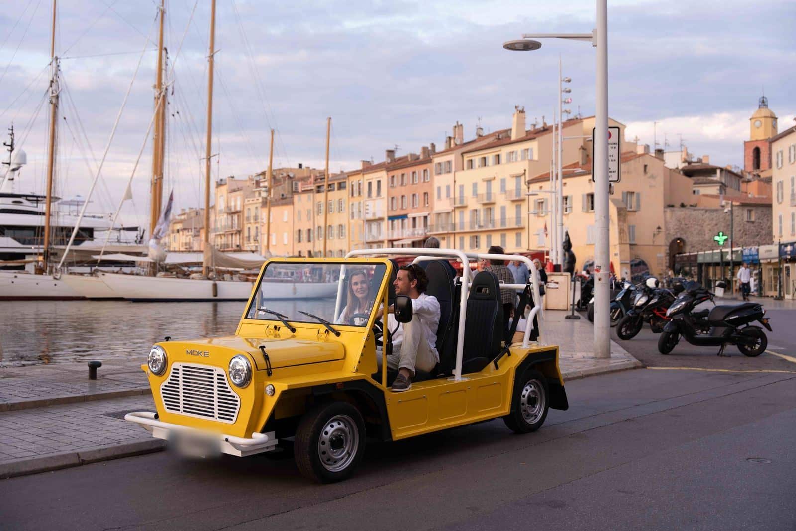MOKE MK2 jaune sur le port de Saint-Tropez