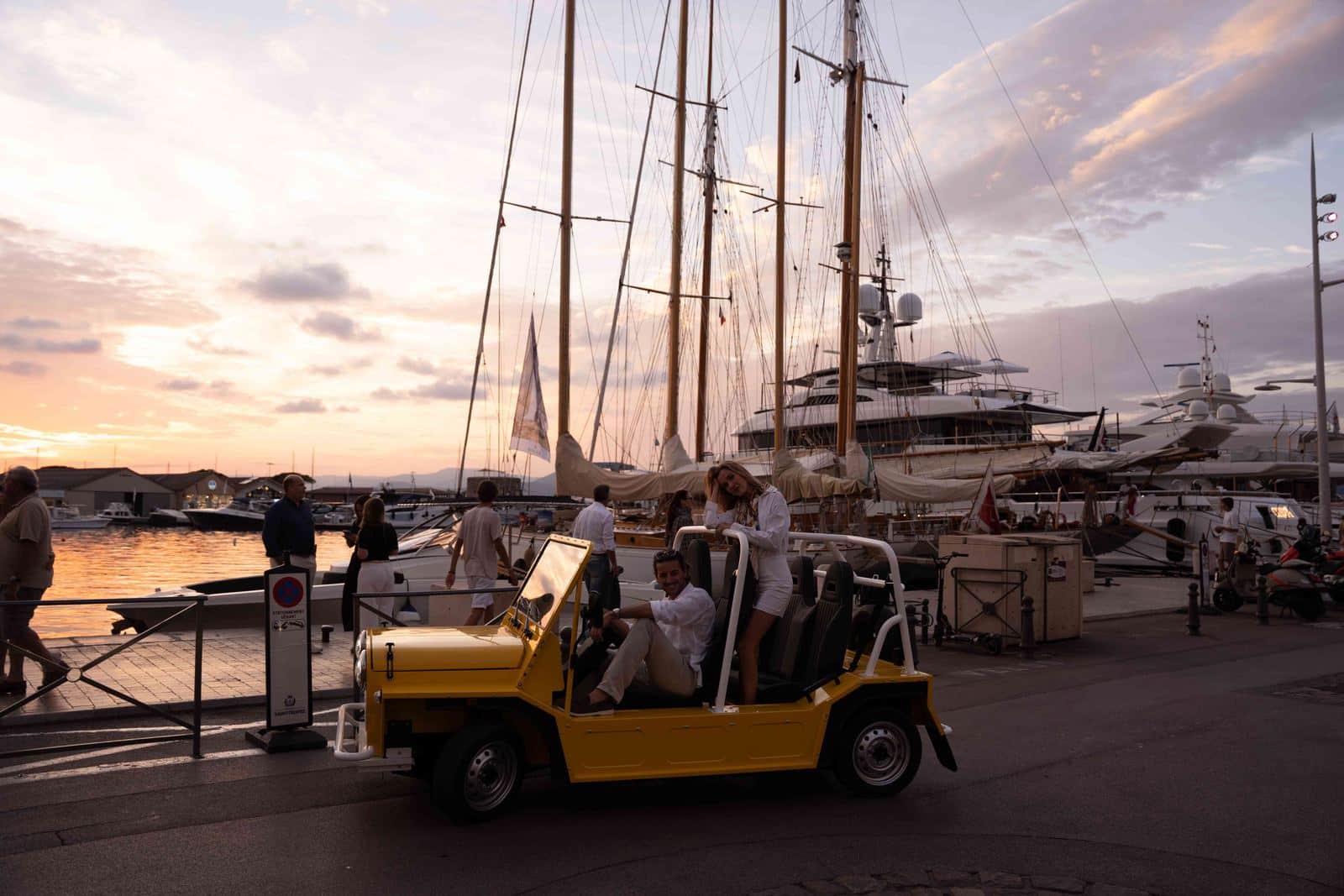 MOKE MK2 au coucher du soleil sur le port de Saint-Tropez