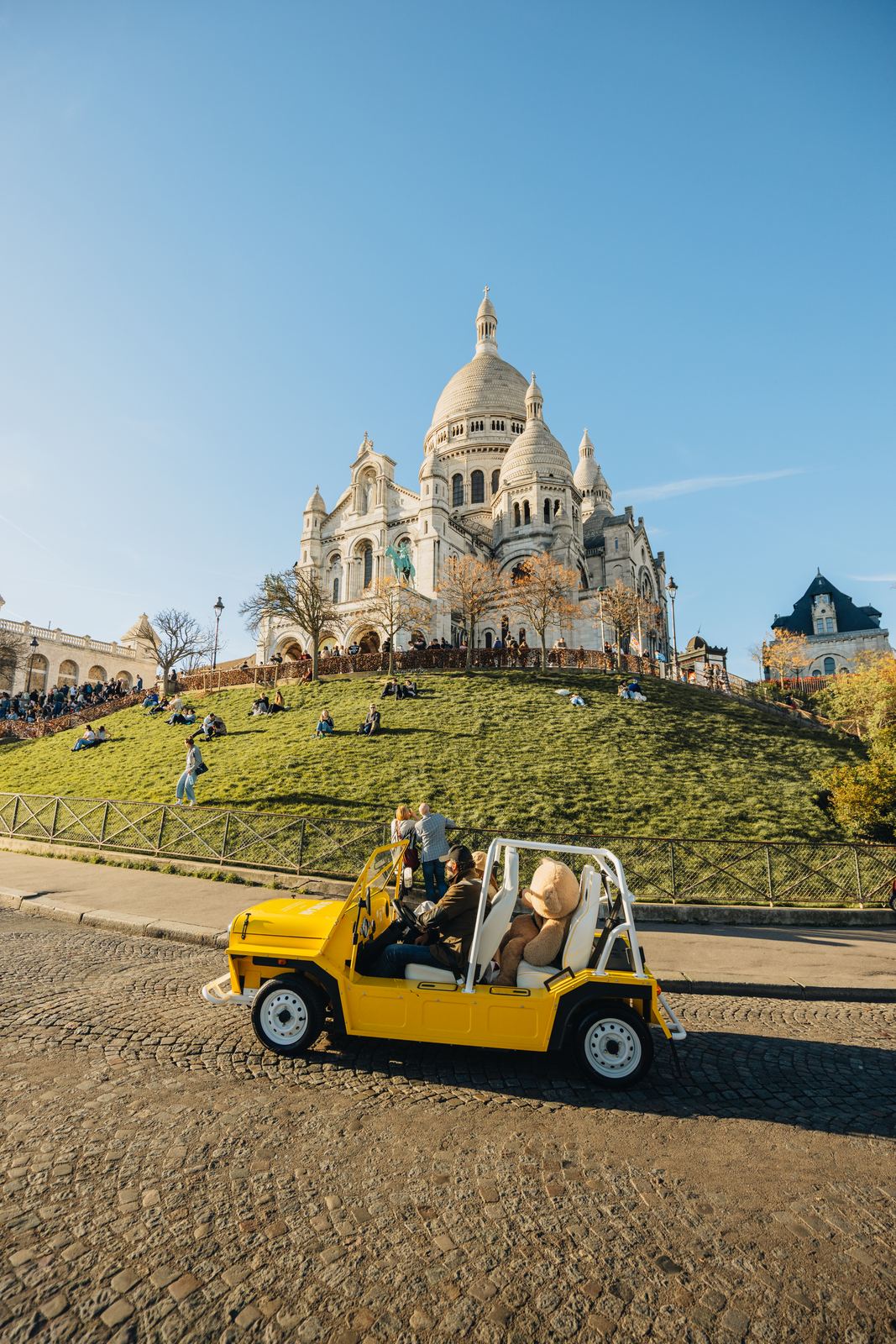Moke électrique jaune au pied du Sacré-Cœur à Montmartre