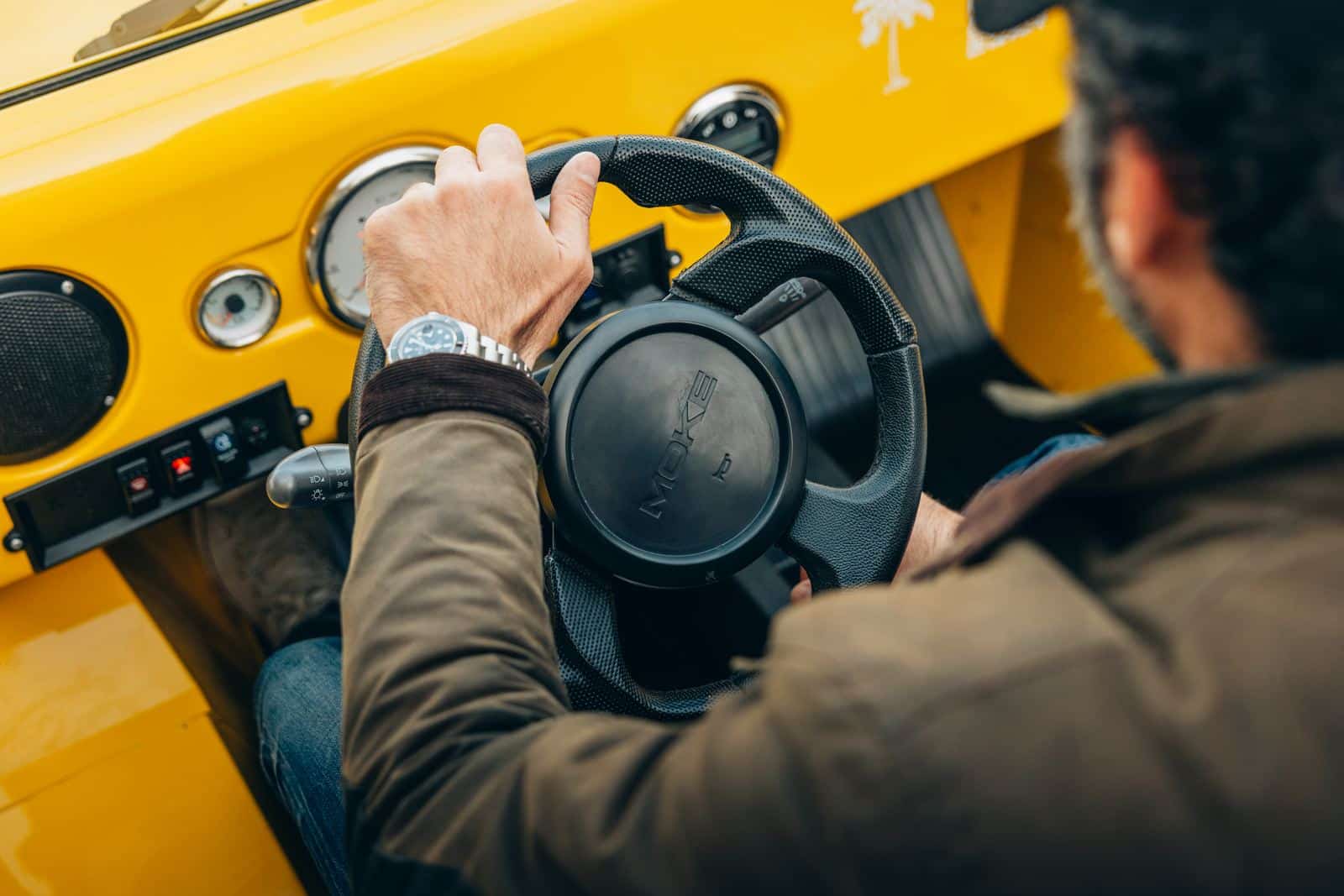 Mains sur le volant d'une Moke électrique pendant un essai