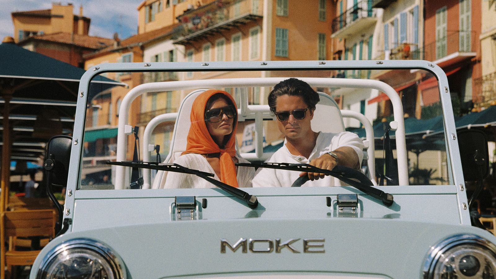 Couple en Moke électrique à Villefranche-sur-Mer