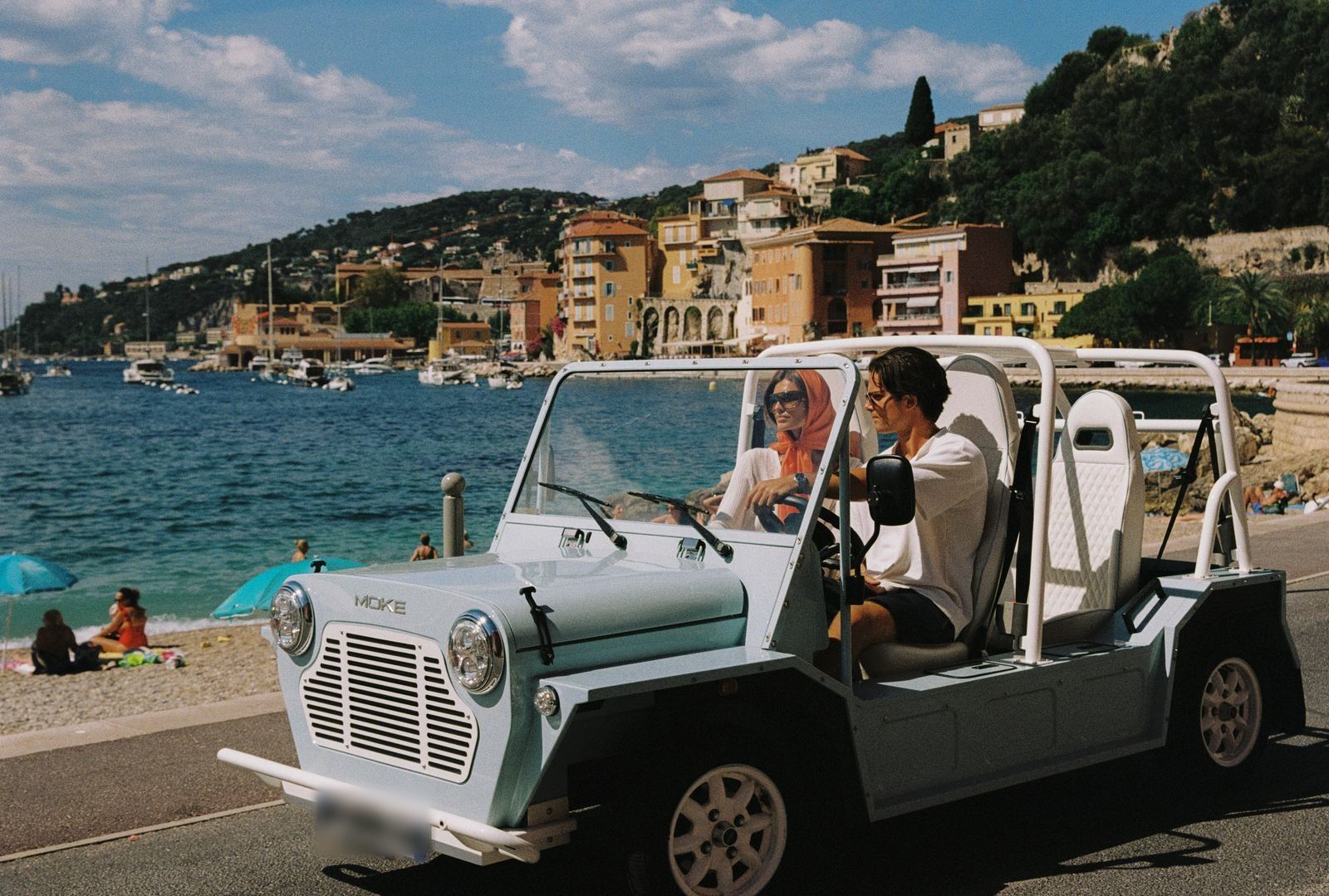 Moke électrique au bord de la plage de Villefranche-sur-Mer