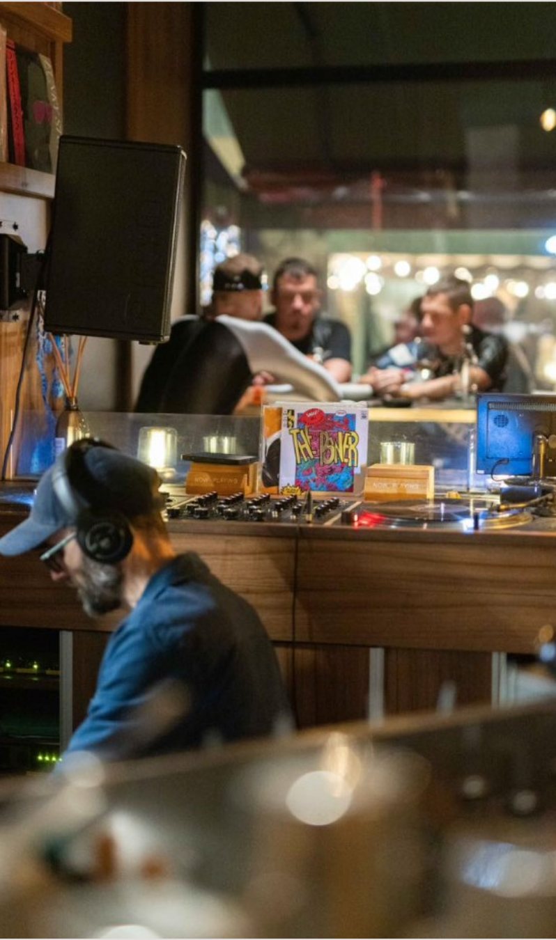 SuperBar à Nice, cocktails et DJ vinyles pendant un EVG Nice